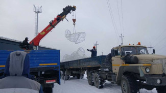 В Губкинском начали устанавливать новогодние украшения