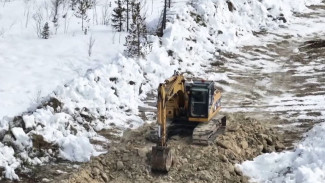 В Тарко-Сале строят насыпь для защиты от паводка