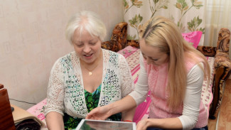 На Ямале инвалиды пожилого возраста стали обладателями новеньких планшетов