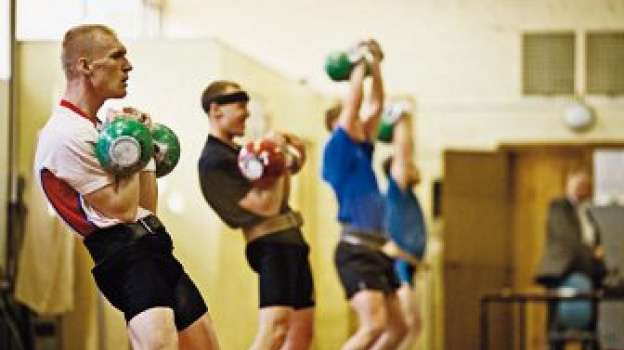 Двоеборье с гирей. Гиревой спорт казань. Самые физически сильные атлеты. Гиревой спорт казань. Первенство по гиревому спорту.