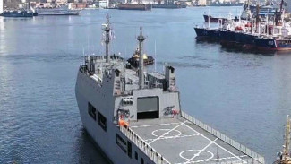 Военный корабль самых закрытых ВМС мира пришвартовался во Владивостоке