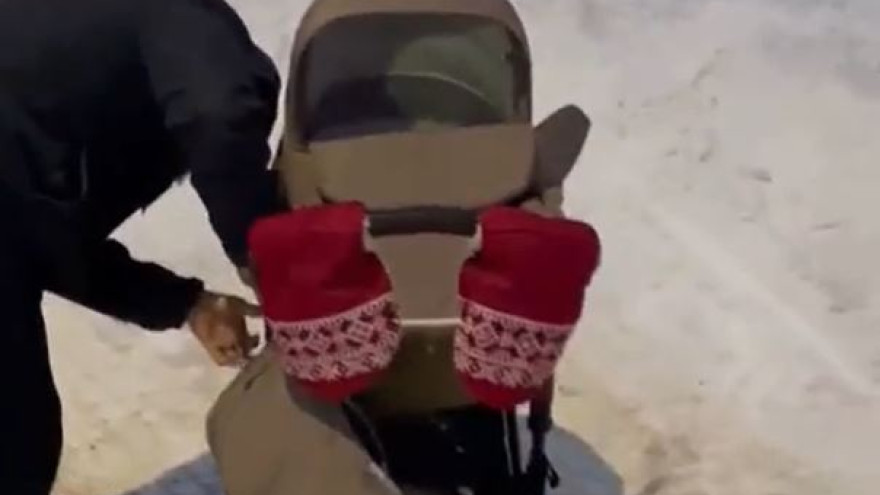 «Слава Богу, не насмерть»: в ЯНАО на женщину с коляской с крыши рухнул снег