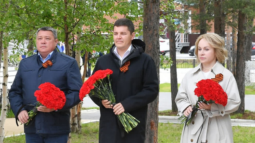 В Муравленко Дмитрий Артюхов возложил цветы в сквере Победы 