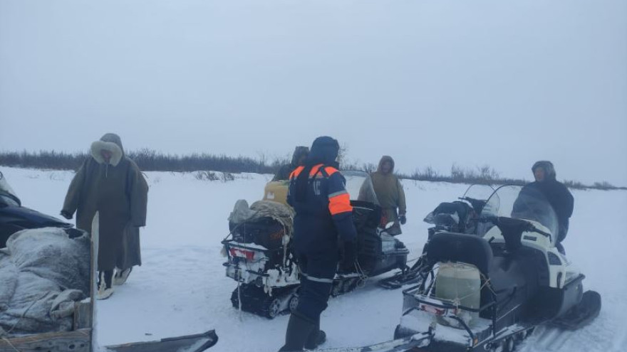 Ямальские спасатели выручили из беды 4 северян с ребенком