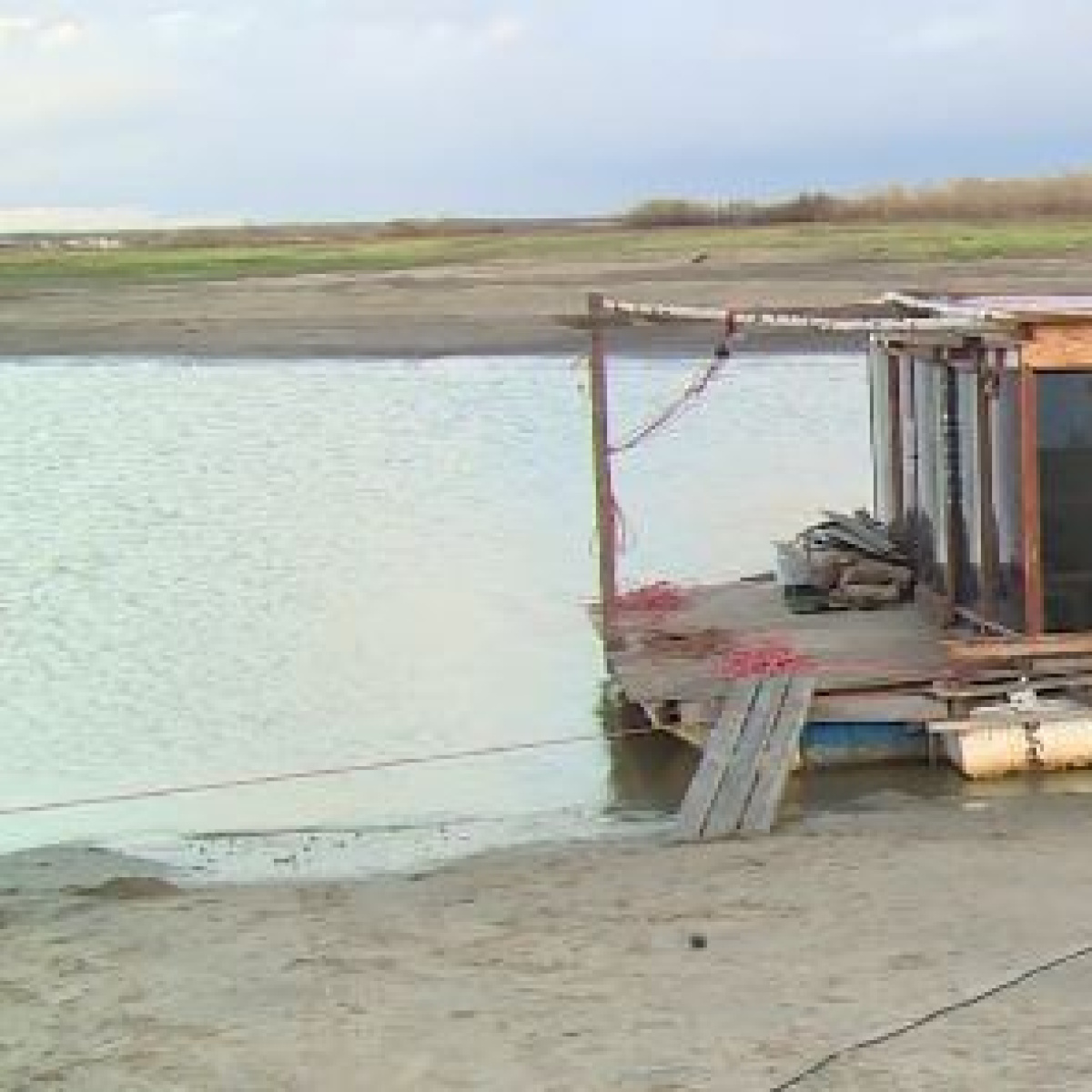 Жилплощадь на воде: плавучий дом пришвартовался к берегам Салехарда –  Новости Салехарда и ЯНАО – Вести. Ямал. Актуальные новости Ямала