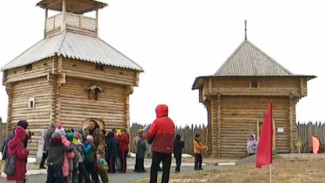 Весенний круговорот: салехардские дети познакомились с национальными русскими костюмами, песнями и танцами