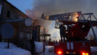 Пожар в Муравленко: пылает двухэтажный дом, есть погибший