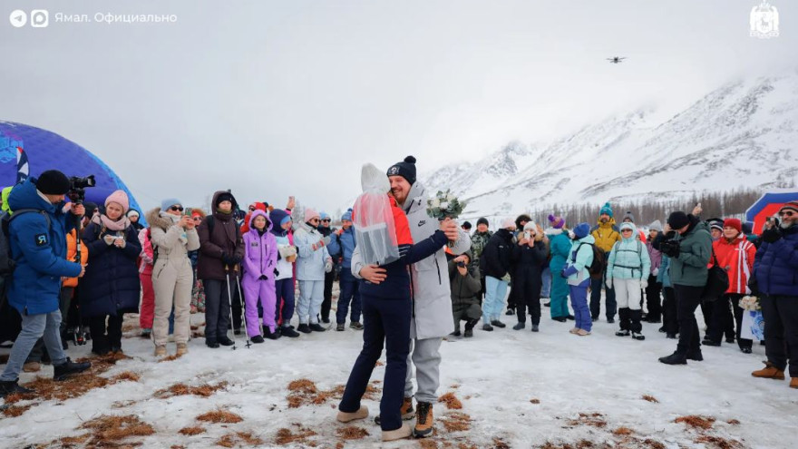 Массовое восхождение на Рай-Из украсила церемония бракосочетания 