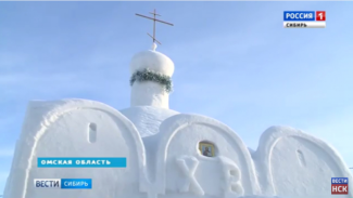 В Сибири верующий построил храм из снега в собственном дворе. Помолиться приходит все село