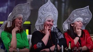 Караоке со зрителем и участие в судьбе героев: в Муравленко прошла премьера иммерсивного спектакля