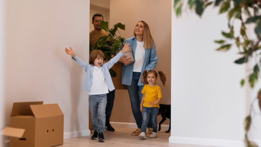 Благодаря региональным программам более двух тысяч семей округа переехали из деревяшек