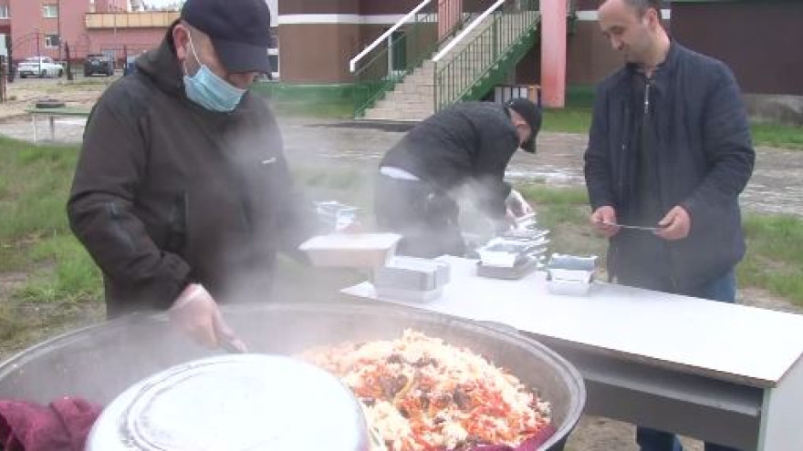 Тысяча порций плова с дымком. Новоуренгойцы угощают медработников горячими обедами по старинному рецепту