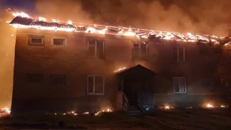 В Ноябрьске арестовали обвиняемого в поджоге дома, где погибли женщина и двое детей