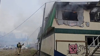 В Ноябрьске на улице Республики потушили крупный пожар в нежилом здании
