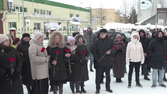 В Ноябрьске почтили журналиста Антона Усаковского, погибшего на СВО