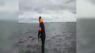 В эти минуты в Ямальском районе спасатели ищут пассажиров с утонувшей лодки (ВИДЕО С МЕСТА СОБЫТИЙ)