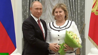 Президент России вручил награду педагогу из Губкинского Татьяне Королевой