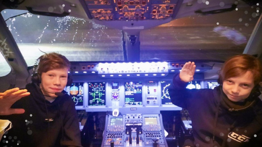 «Елка желаний»: авиакомпания «Ямал» осуществила мечту 15-летнего Дмитрия Ефремова