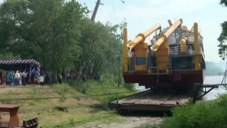 Со стапелей Хабаровского судостроительного завода сошел земснаряд «Амурский - 203»