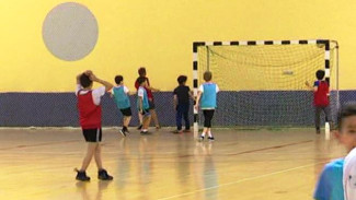Новогодний мини-футбол: на турнире в Губкинском встретились футболисты и борцы