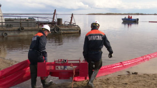 «Затонула баржа»: в Салехарде прошли учения по ликвидации разлива нефти