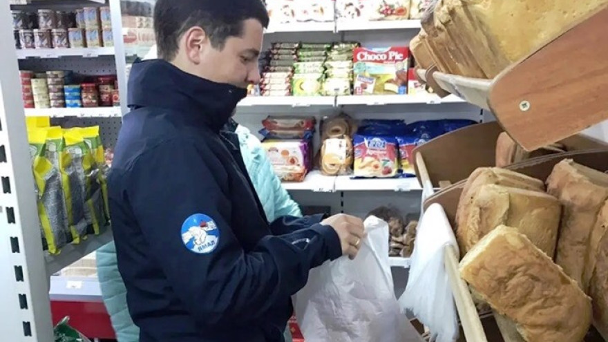 Дмитрий Артюхов был замечен за покупкой хлеба в Горках