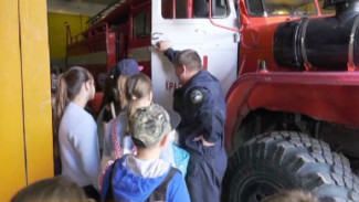 Посидели за рулем и примерили форму: юные жители Красноселькупа побывали в сердце пожарной части