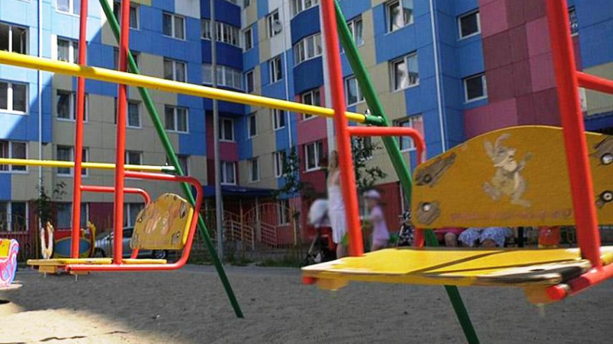 Прокуратура проверит детскую площадку в Ноябрьске, на которой девочка переломала оба плеча
