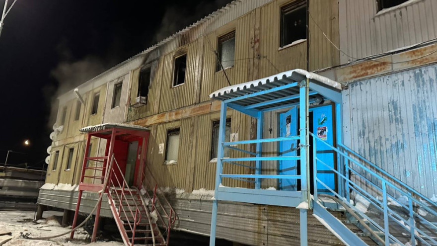В Тазовском пожарные спасли 5 человек из горящего здания