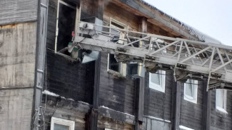 В Муравленко полыхала деревянная двухэтажка