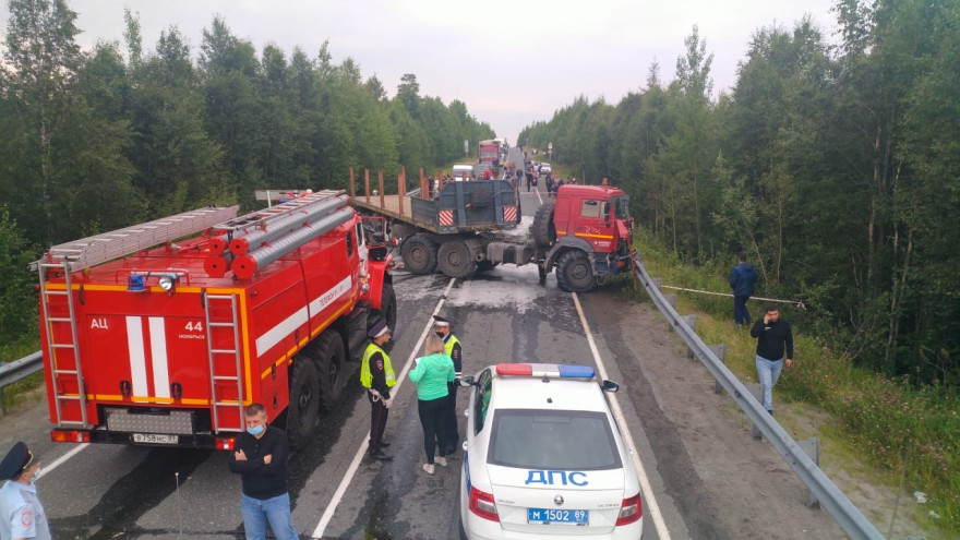 На трассе Сургут-Салехард в результате столкновения двух грузовиков погиб человек (ФОТО)
