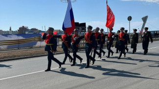 В Салехарде прошел праздничный парад и митинг в честь 77-ой годовщины Победы