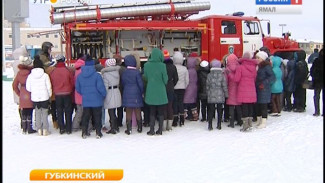 В Губкинском на выставке спецтехники школьникам объяснили, куда звонить в экстренных ситуациях