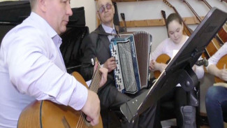 Возраст не помеха: старшее поколение Красноселькупа стремится обучиться пению и игре на музыкальных инструментах