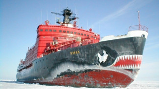Атомоход «Ямал» ведёт грузовое судно из Китая в Сабетту