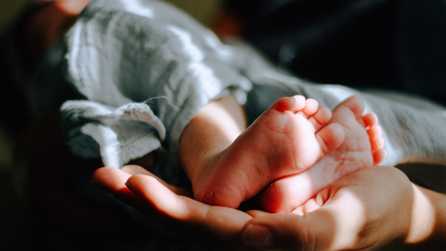 В ЯНАО молодая мама во время сна насмерть придавила новорожденную дочь 