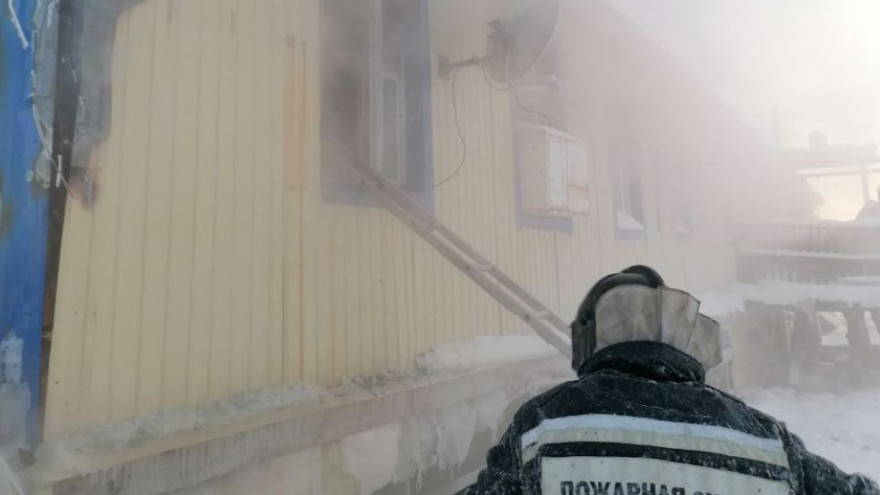 Пожарные вывели из горящего дома в Антипаюте старушку и ребенка
