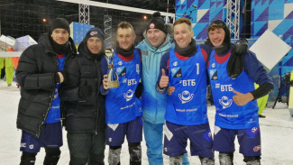 Ямальские команды взяли золото и серебро в финале Кубка России по снежному волейболу