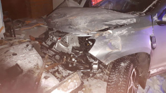 ДТП на Ямале: водитель автомобиля слетел с дороги и врезался в здание