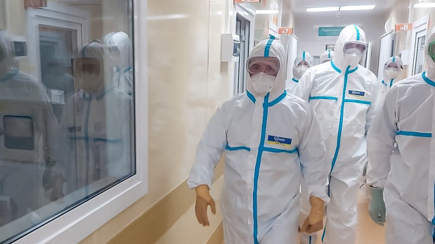 Дмитрий Артюхов посетил «красную зону» ковид-госпиталя в Новом Уренгое