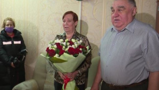 Алексей Титовский поздравил салехардскую семью с 55-летием совместной жизни