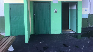 В Ноябрьске заасфальтировали дверь подъезда жилого дома