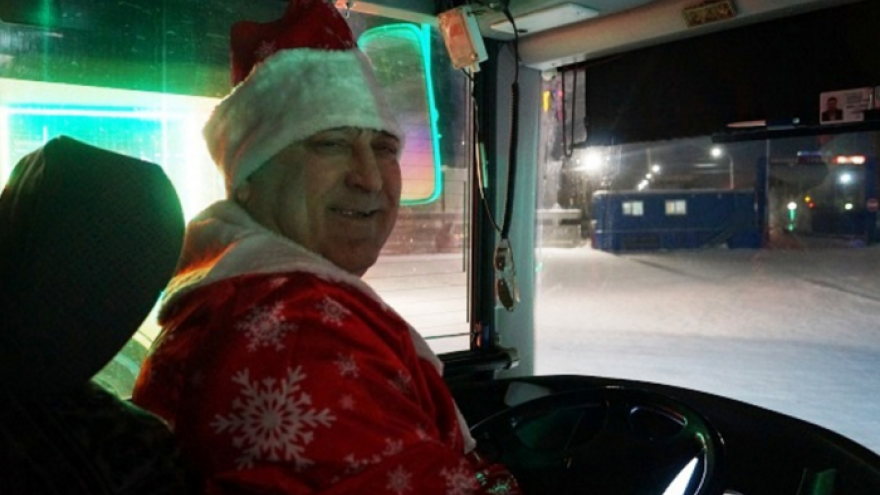 Следующая остановка - Новый год! В Салехарде пассажиров автобусов развозят Деды Морозы