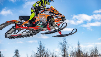 90 лучших гонщиков сойдутся в битве на снегоходах в Новом Уренгое