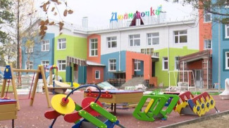 Яркие снаружи и тёплые внутри: в Ноябрьске полным ходом идёт строительство детских садов