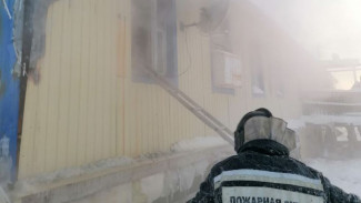 Пожарные вывели из горящего дома в Антипаюте старушку и ребенка