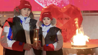 Ямальские молодожены приняли участие в церемонии зажжения семейного очага «Сердце России»