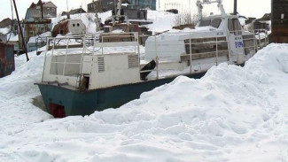 Суда рыбодобывающего предприятия Тазовского намертво вмерзают в лёд из-за прорвавшейся трубы водоснабжения