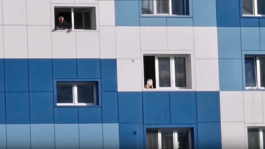 В Надыме спасатели сняли малыша с окна 6 этажа