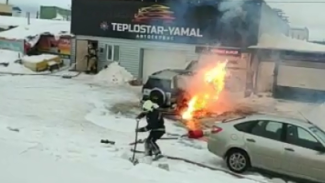 В Ноябрьске загорелся внедорожник «Toyota». ВИДЕО